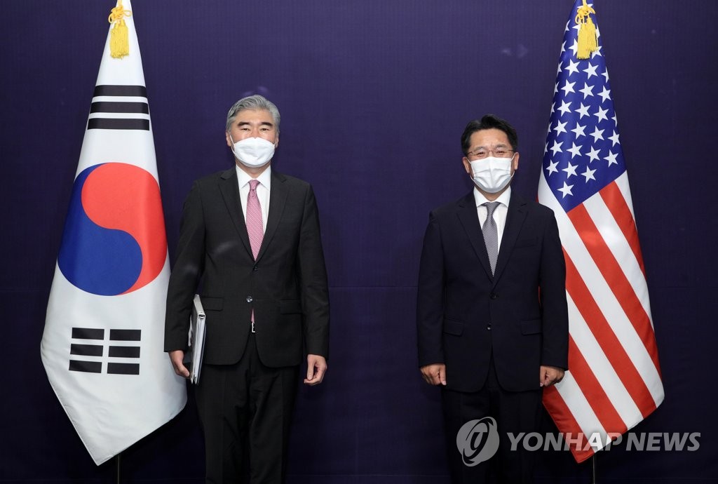 Le représentant spécial sud-coréen pour la paix et la sécurité sur la péninsule coréenne, Noh Kyu-duk, pose pour une séance photos avec l'envoyé spécial américain pour la Corée du Nord, Sung Kim, le lundi 21 juin 2021 à l'hôtel Lotte du centre de Séoul. (Pool photo)