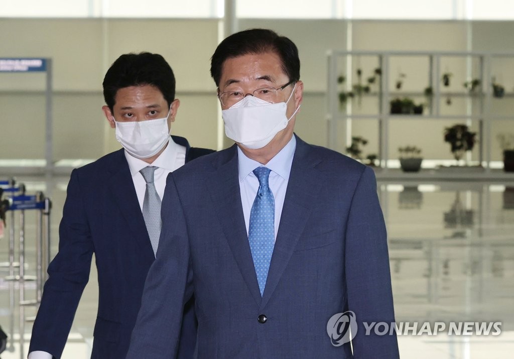 Foreign Minister Chung Eui-yong (C) walks at a departure terminal of Incheon International Airport, west of Seoul, on June 21, 2021, before leaving on a trip to Vietnam, Singapore and Indonesia. (Yonhap)