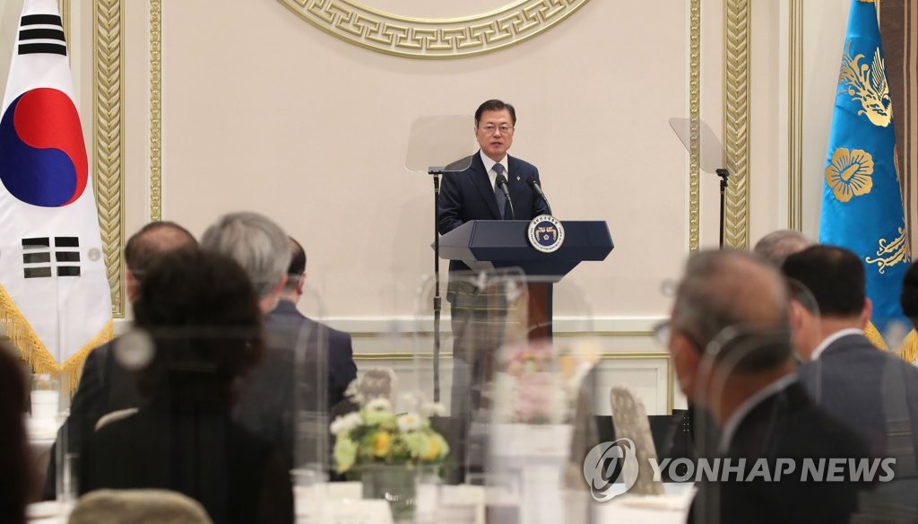 Le président Moon Jae-in prononce un discours lors d'un déjeuner-rencontre avec des anciens combattants et d'autres patriotes à Cheong Wa Dae à Séoul, le 24 juin 2021.
