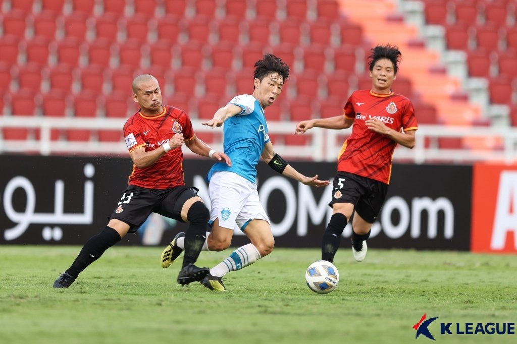 Kwon Gi-pyo of Pohang Steelers (C) is challenged by Yutaka Yoshida of Nagoya Grampus (L) during their clubs' Group G match at the Asian Football Confederation Champions League at Rajamangala Stadium in Bangkok, in this June 25, 2021, file photo provided by the Korea Professional Football League. (PHOTO NOT FOR SALE) (Yonhap)