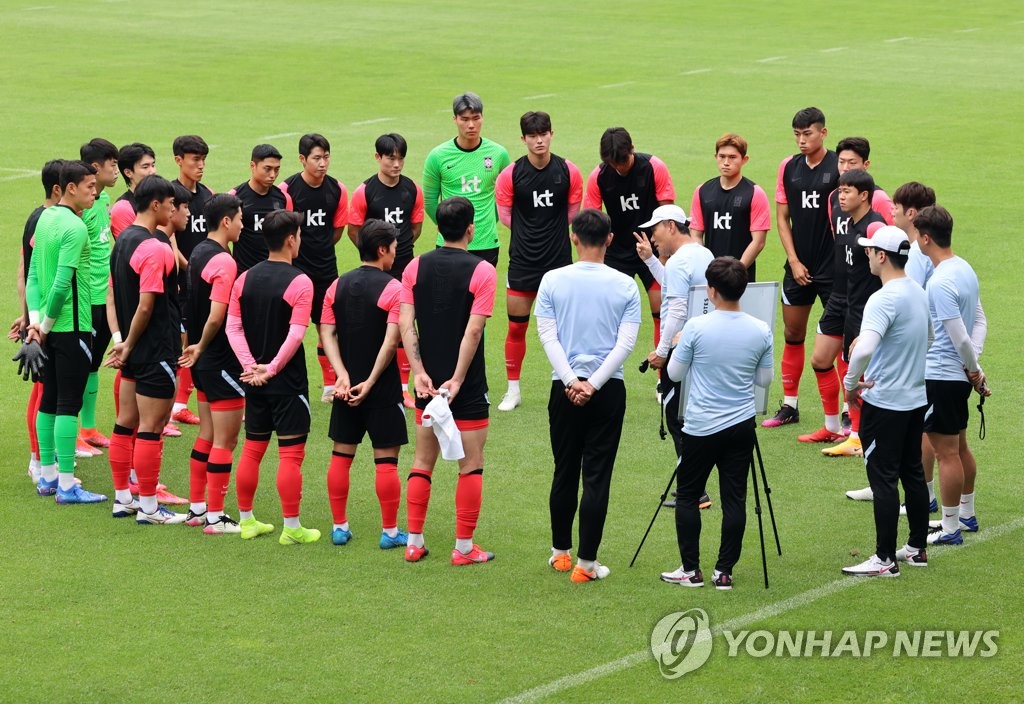 Members of the South Korean men's Olympic football team huddle around head coach Kim Hak-bum before their practice at the National Football Center in Paju, Gyeonggi Province, on July 5, 2021. (Yonhap)