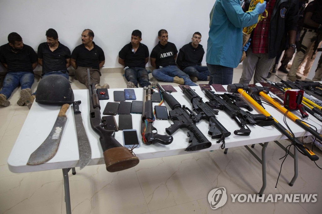 언론에 공개된 아이티 대통령 암살 용의자와 압수 무기