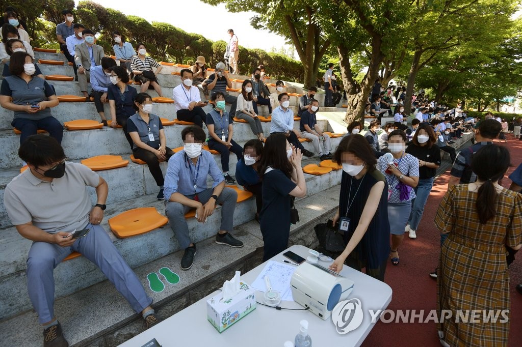 National Assembly workers wait to get tested for COVID-19 at a temporary testing center installed at the National Assembly sports field in western Seoul on July 15, 2021. (Yonhap)
