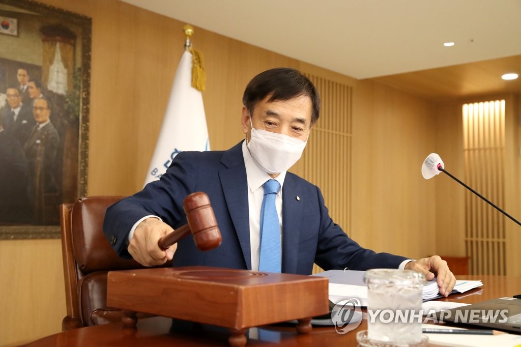 Bank of Korea Gov. Lee Ju-yeol bangs the gavel to open a Monetary Policy Committee meeting at the central bank in Seoul on July 15, 2021, in this photo provided by the bank. (PHOTO NOT FOR SALE) (Yonhap)