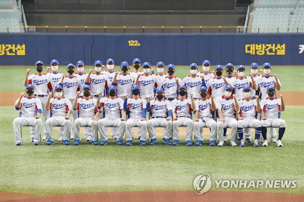 South Korean Olympic baseball players pose for a team photo at Gocheok Sky Dome in Seoul on July 17, 2021. (Yonhap)