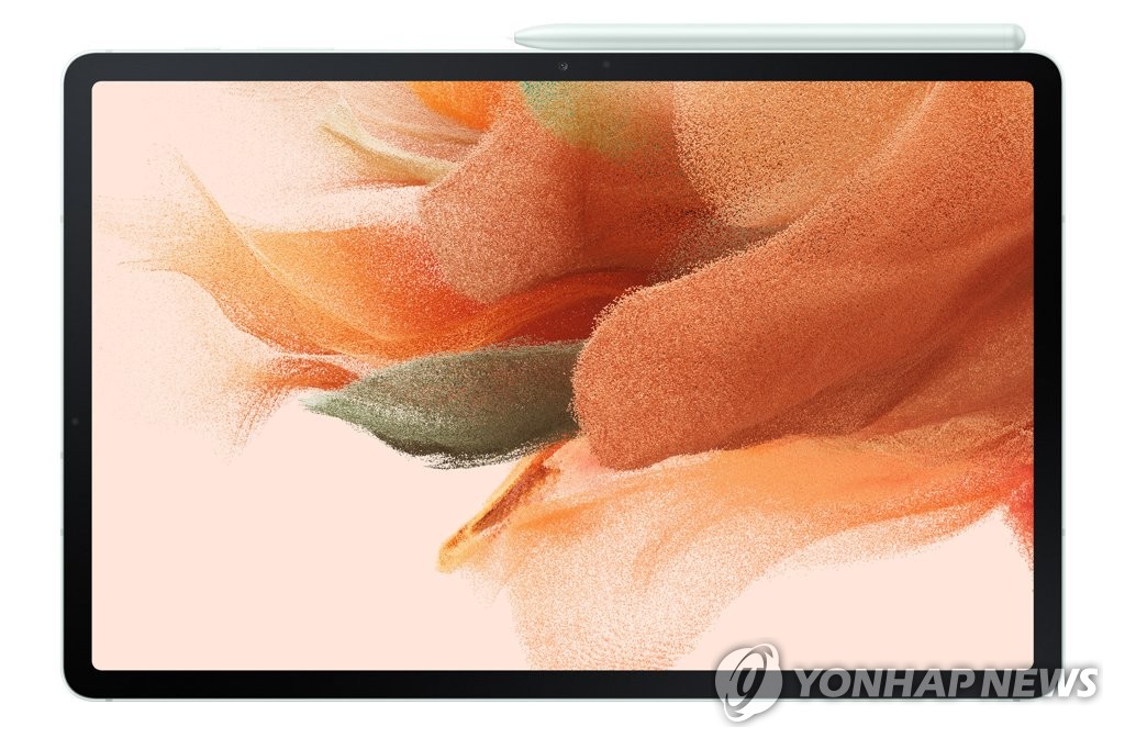 This photo provided by Samsung Electronics Co. on July 18, 2021, shows the company's Galaxy Tab S7 FE tablet. (PHOTO NOT FOR SALE) (Yonhap)