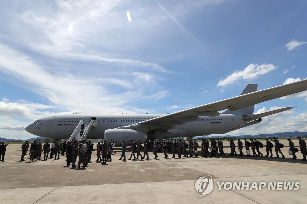 Les soldats remplaçants de l'unité Cheonghae embarquent dans un avion raviatailleur (KC-330), le dimanche 18 juillet 2021, sur la piste du 5e Escadron des mouvements aériens de l'armée de l'air. (Photo fournie par le ministère de la Défense. Revente et archivage interdits) 