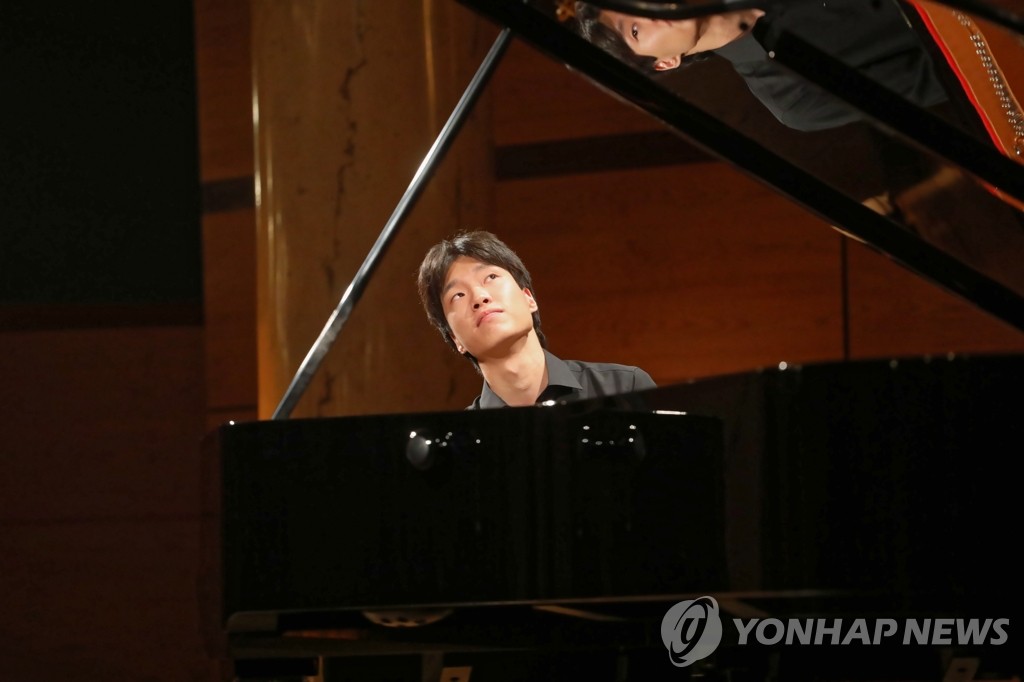 쇼팽 국제콩쿠르에서 연주하는 피아니스트 박진형