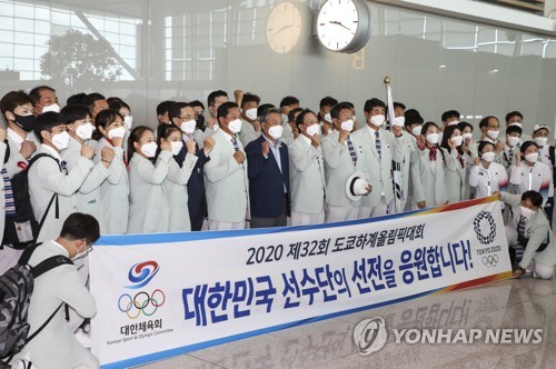 東京五輪に出場する韓国選手団の本陣が１９日に日本へ出発した。空港での記念撮影＝１９日、仁川（聯合ニュース）