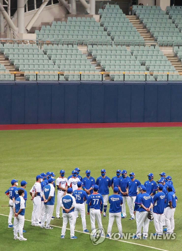 Members of the South Korean national baseball team meet along the third base line before practice at Gocheok Sky Dome in Seoul on July 20, 2021. (Yonhap)