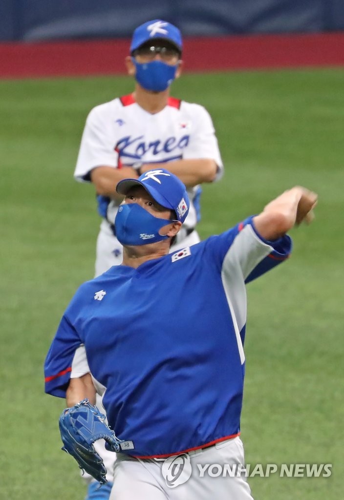 South Korean pitcher Cha Woo-chan plays catch during practice for the Tokyo Olympics at Gocheok Sky Dome in Seoul on July 21, 2021. (Yonhap)
