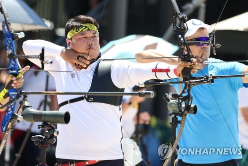South Korean archer Oh Jin-hyek (L) competes in the men's ranking round at the Tokyo Olympics at Yumenoshima Park Archery Field in Tokyo on July 23, 2021. (Yonhap)