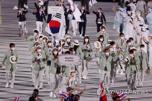 (الأولمبياد) ظهور أعضاء الفريق الأولمبي الكوري مع حاملي العلم في حفل افتتاح الأولمبياد