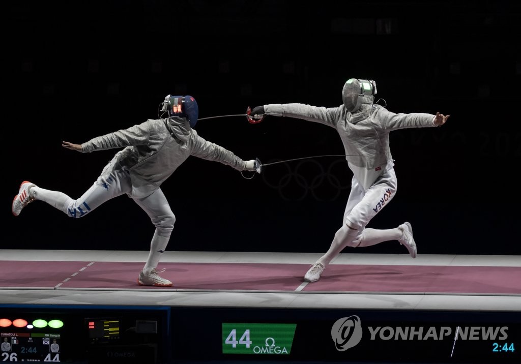 Oh Sang-uk of South Korea (R) lands the gold medal-clinching hit on Luca Curatoli of Italy in the final of the men's team sabre fencing event at the Tokyo Olympics at Makuhari Messe Hall B in Chiba, Japan, on July 28, 2021. (Yonhap)