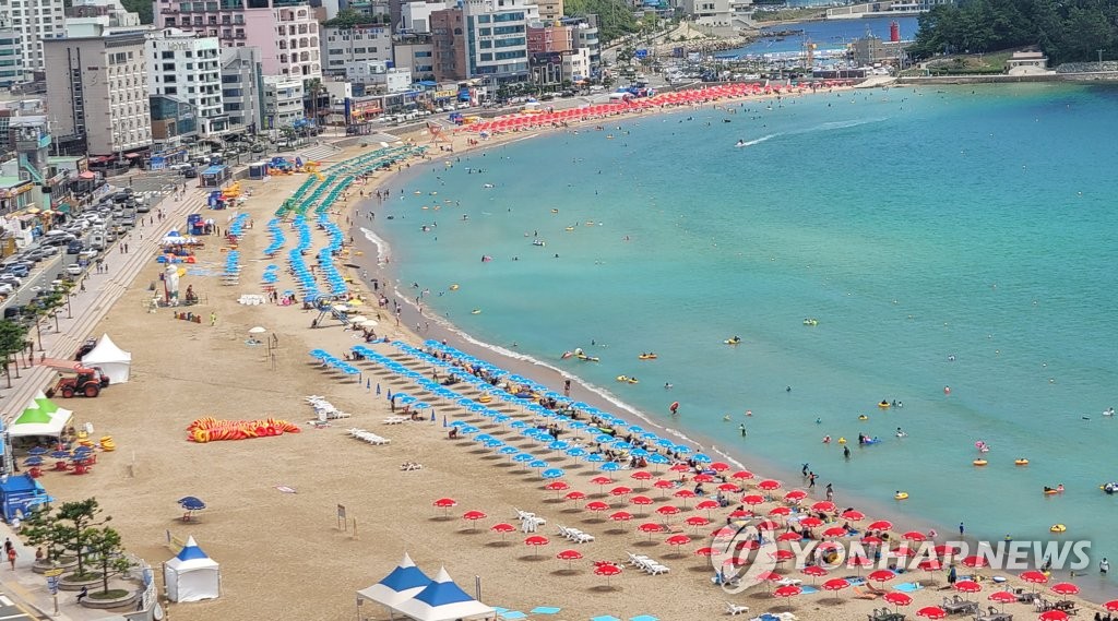 This photo taken July 31, 2021, shows Songjeong Beach in Haeundae, Busan, with a small number of people enjoying summer holidays amid a surge in COVID-19 cases. (Yonhap)