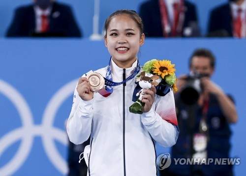 (الأولمبياد) الرئيس مون يهنئ لاعبة الجمباز بالفوز بميدالية أولمبية