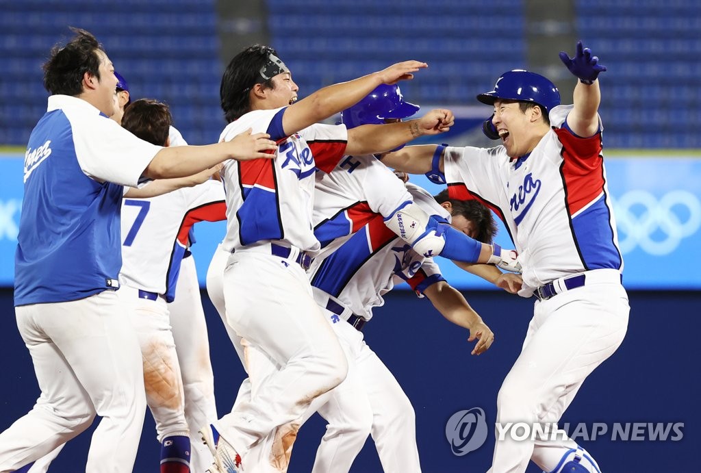 (LEAD) (Olympics) S. Korea beats Dominican Republic in baseball with 9th inning rally
