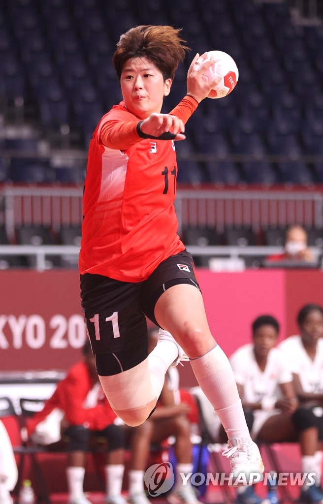Ryu Eun-hee of South Korea takes a shot against Angola in the teams' Group A match of the Tokyo Olympic women's handball tournament at Yoyogi National Stadium in Tokyo on Aug. 2, 2021. (Yonhap)