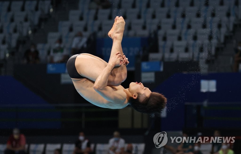 Woo Haram of South Korea performs during the final of the men's 3m springboard diving event at the Tokyo Olympics at Tokyo Aquatics Centre in Tokyo on Aug. 3, 2021. (Yonhap)