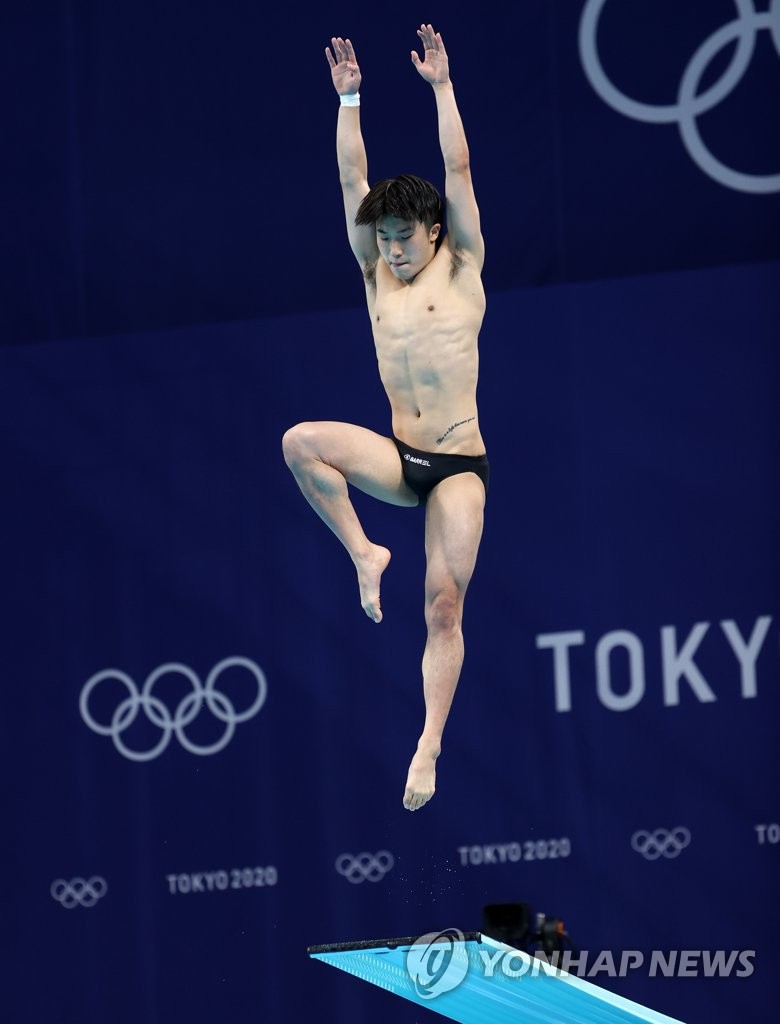 Woo Haram of South Korea performs during the final of the men's 3m springboard diving event at the Tokyo Olympics at Tokyo Aquatics Centre in Tokyo on Aug. 3, 2021. (Yonhap)