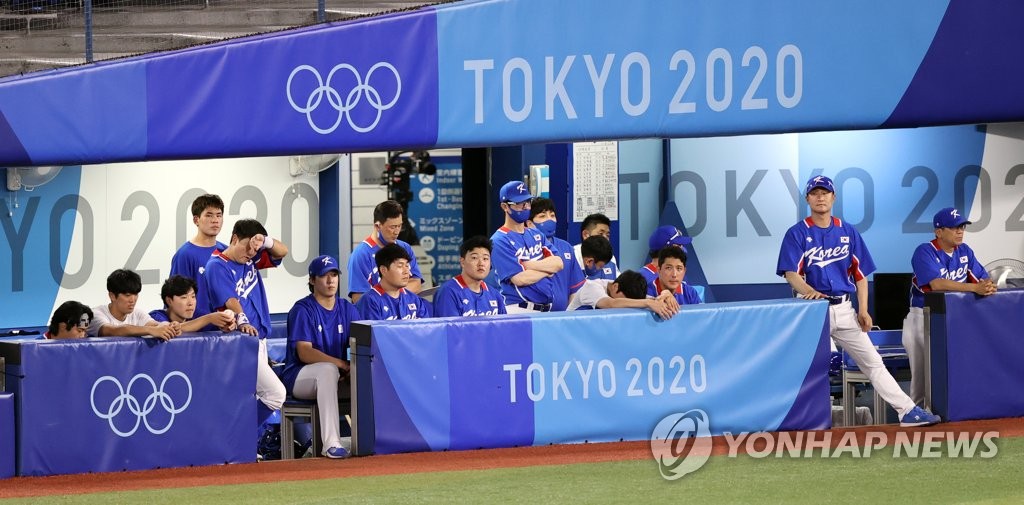 South Korean players look on with their team down 7-2 against the United States in the bottom of the eighth inning of the teams' semifinal game of the Tokyo Olympic baseball tournament at Yokohama Stadium in Yokohama, Japan, on Aug. 5, 2021. (Yonhap)