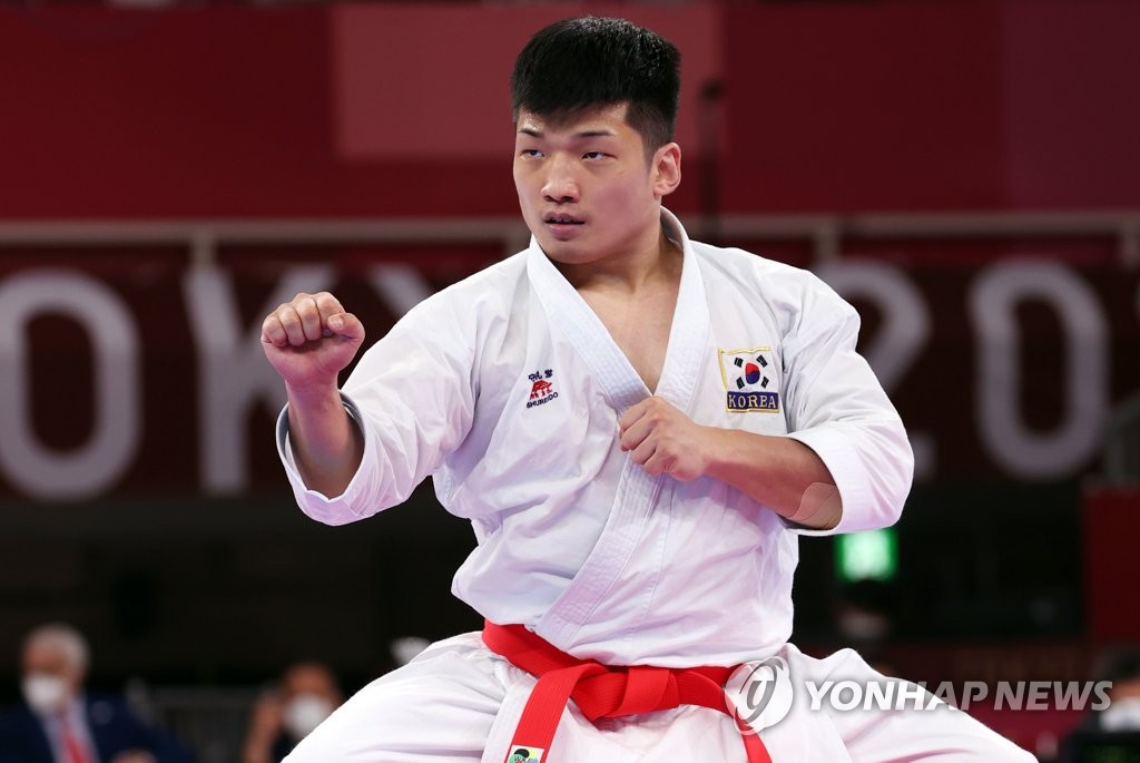 Park Hee-jun of South Korea performs during the ranking round for the men's karate kata event at the Tokyo Olympics at Nippon Budokan in Tokyo on Aug. 6, 2021. (Yonhap)