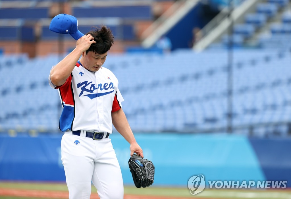 Oh Seung-hwan of South Korea leaves the mound after giving up five runs against the Dominican Republic in the top of the eighth inning of the bronze medal game at the Tokyo Olympic baseball tournament at Yokohama Stadium in Yokohama, Japan, on Aug. 7, 2021. (Yonhap)