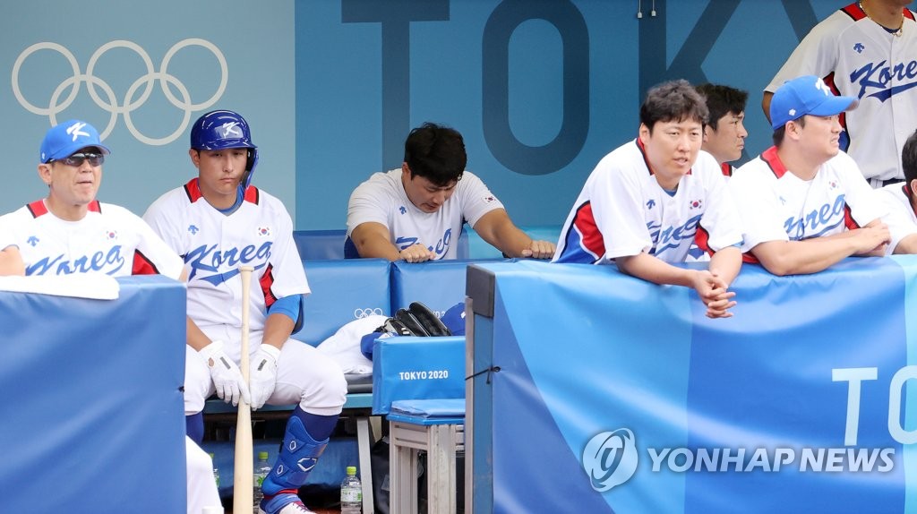 South Korean players react to their 10-6 loss to the Dominican Republic in the bronze medal game at the Tokyo Olympic baseball tournament at Yokohama Stadium in Yokohama, Japan, on Aug. 7, 2021. (Yonhap)