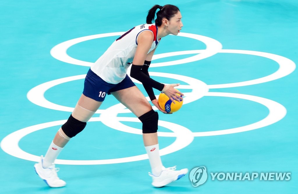 Kim Yeon-koung of South Korea prepares to serve against Serbia in the bronze medal match of the Tokyo Olympic women's volleyball tournament at Ariake Arena in Tokyo on Aug. 8, 2021. (Yonhap)