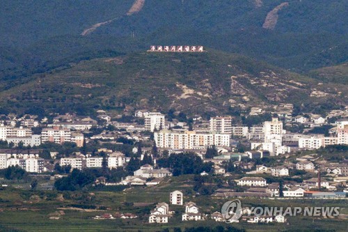 南北軍事境界線に近い京畿道・坡州から眺めた北朝鮮の開城＝９日、坡州（聯合ニュース）