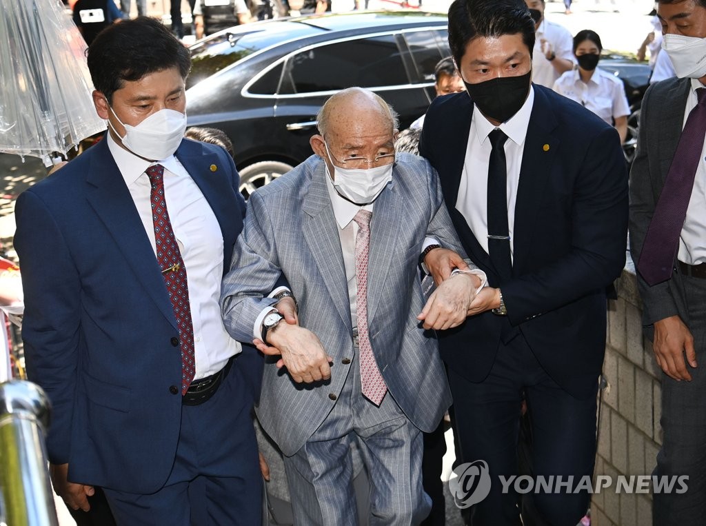 L'ex-président Chun Doo-hwan assiste à l'audience de la cour d'appel après deux absences