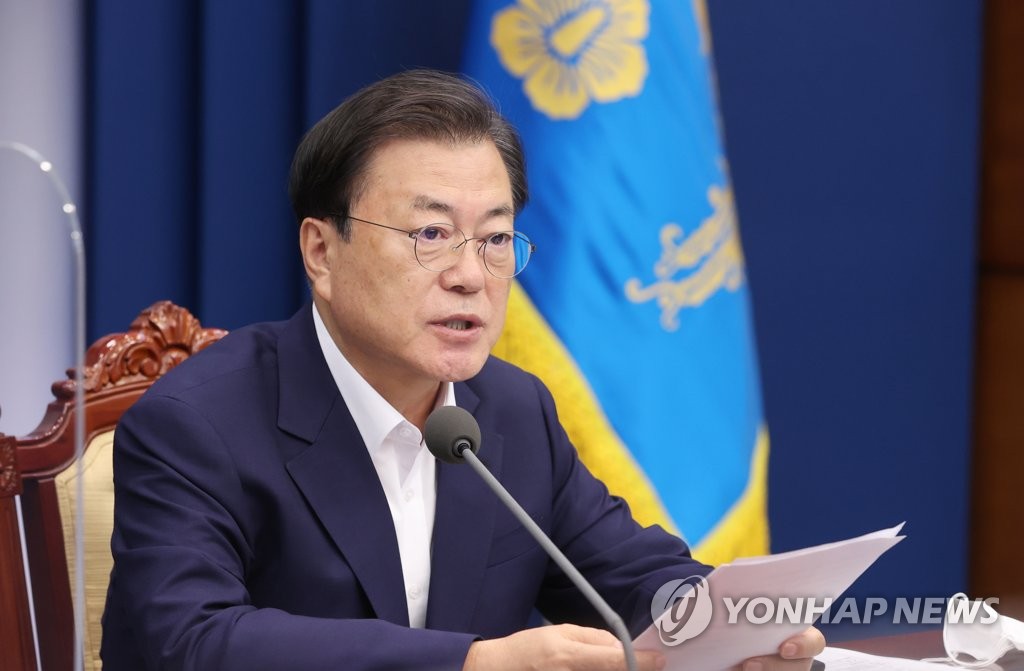 President Moon Jae-in speaks during a meeting with his senior secretaries at the presidential office, Cheong Wa Dae, in Seoul on Aug. 9, 2021. (Yonhap)