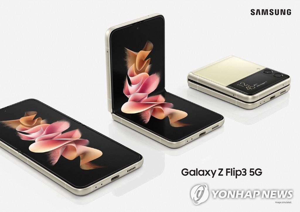 Ci-dessus, le nouveau smartphone Galaxy Z Flip 3 qui a été présenté lors de l'événement en ligne Galaxy Unpacked, le mercredi 11 août 2021. (Photo fournie par Samsung Electronics Co. Revente et archivage interdits) 