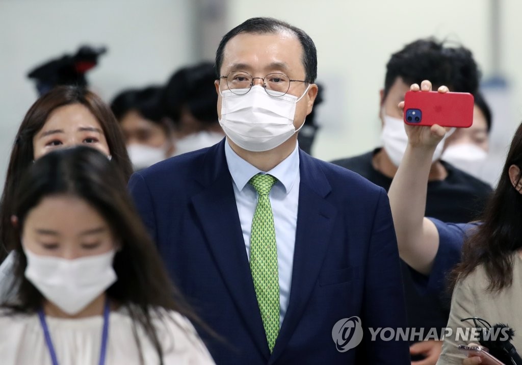 This file photo from Aug. 12, 2021, shows Lim Seong-geun, a judge at the Busan High Court, leaving a hearing at the Seoul High Court. (Yonhap) 