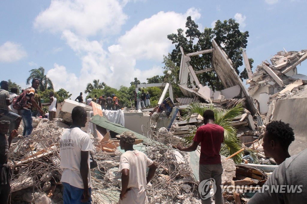 강진으로 무너진 호텔서 생존자 찾는 아이티인들