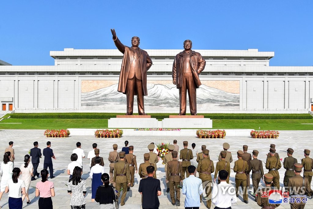 김일성·김정일 동상에 헌화하는 북한 주민들