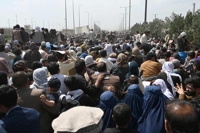 카불 공항에 연일 몰려드는 아프간인들