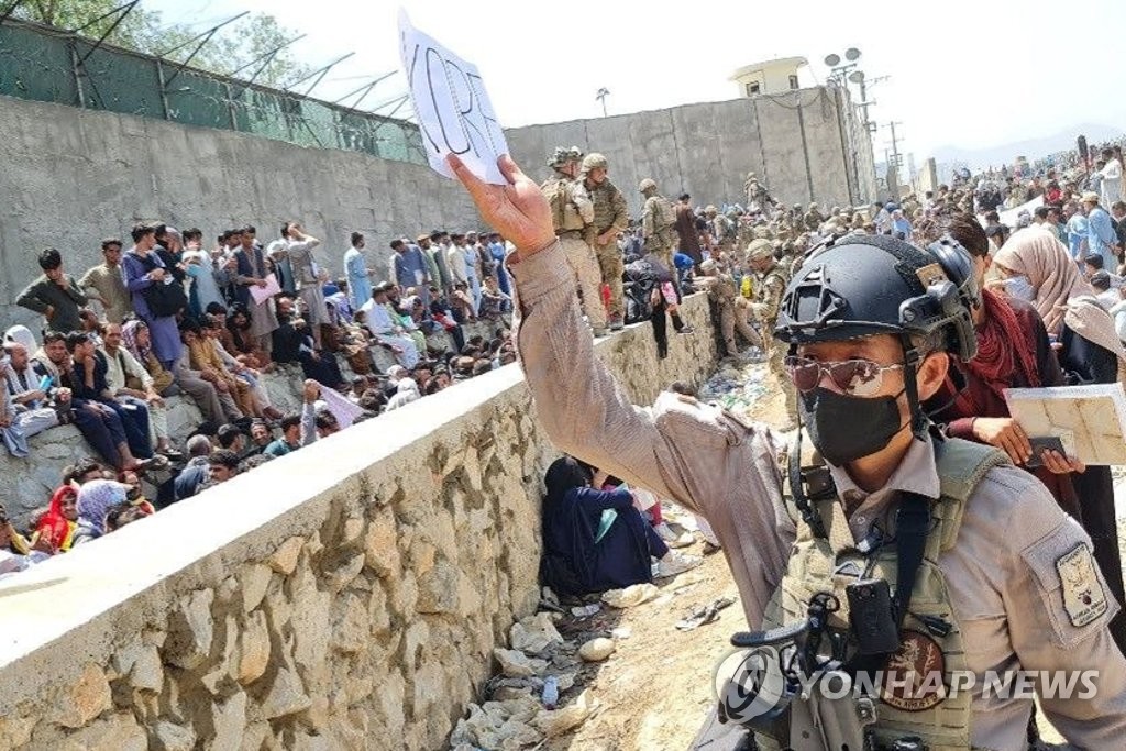 A soldier from troops belonging to one of South Korea's partner countries looks for Afghans who were to be airlifted from Kabul in this photo provided by the foreign ministry on Aug. 25, 2021. (Yonhap) 