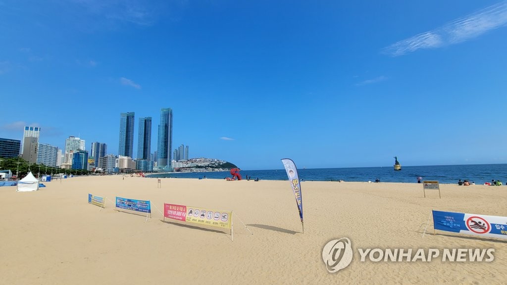 A beach at the southeastern port city of Busan is nearly empty on Aug. 29, 2021, as the city applied the highest level of social distancing on Aug. 10 amid the COVID-19 pandemic. (Yonhap)