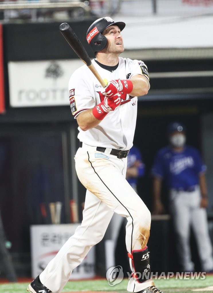 Jared Hoying of the KT Wiz watches his solo home run against the Samsung Lions during the bottom of the sixth inning of a Korea Baseball Organization regular season game at KT Wiz Park in Suwon, 45 kilometers south of Seoul, on Aug. 29, 2021. (Yonhap)