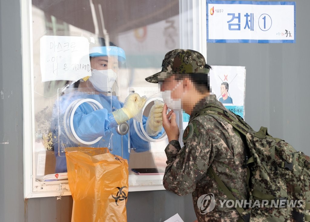 A soldier receives a COVID-19 test at a makeshift clinic in central Seoul on Aug. 30, 2021. (Yonhap)