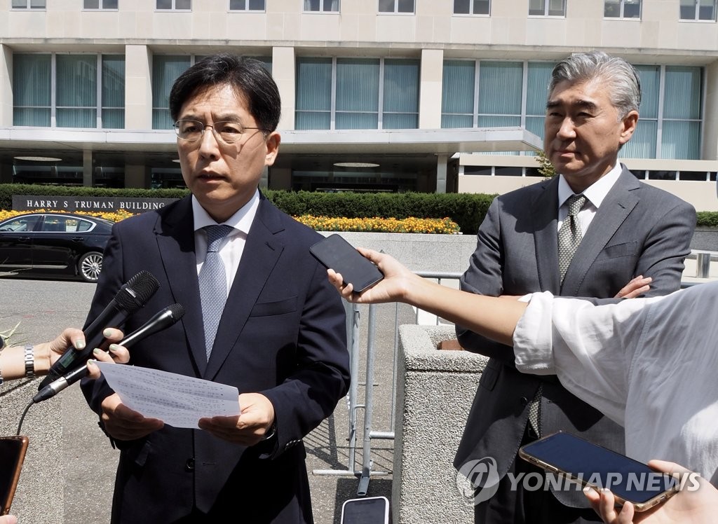 This file photo, taken Aug. 30, 2021, shows South Korea's chief nuclear envoy, Noh Kyu-duk (L), and his U.S. counterpart, Sung Kim, meeting with the press at the State Department in Washington. (Pool photo) (Yonhap)