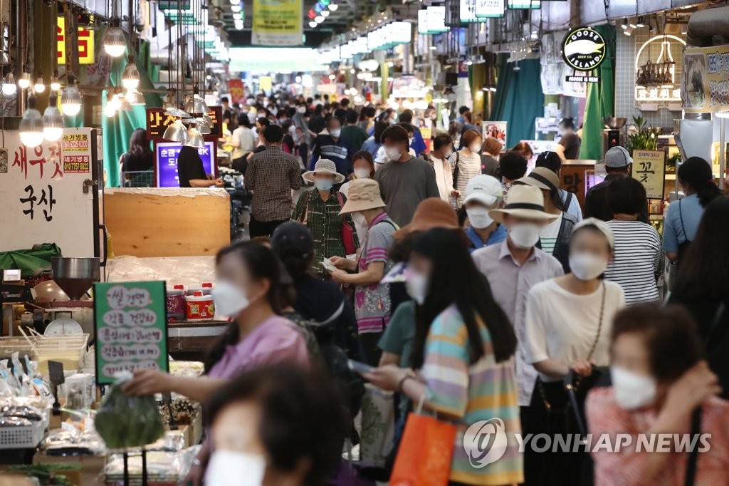 This photo, taken Sept. 1, 2021, shows shoppers at a traditional market in Seoul. (Yonhap)