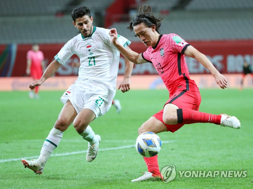 In this file photo, Lee Jae-sung of South Korea (R) tries to make a pass past Sherko Kareem of Iraq during the teams' Group A match in the final Asian qualifying round for the 2022 FIFA World Cup at Seoul World Cup Stadium in Seoul on Sept. 2, 2021. (Yonhap)