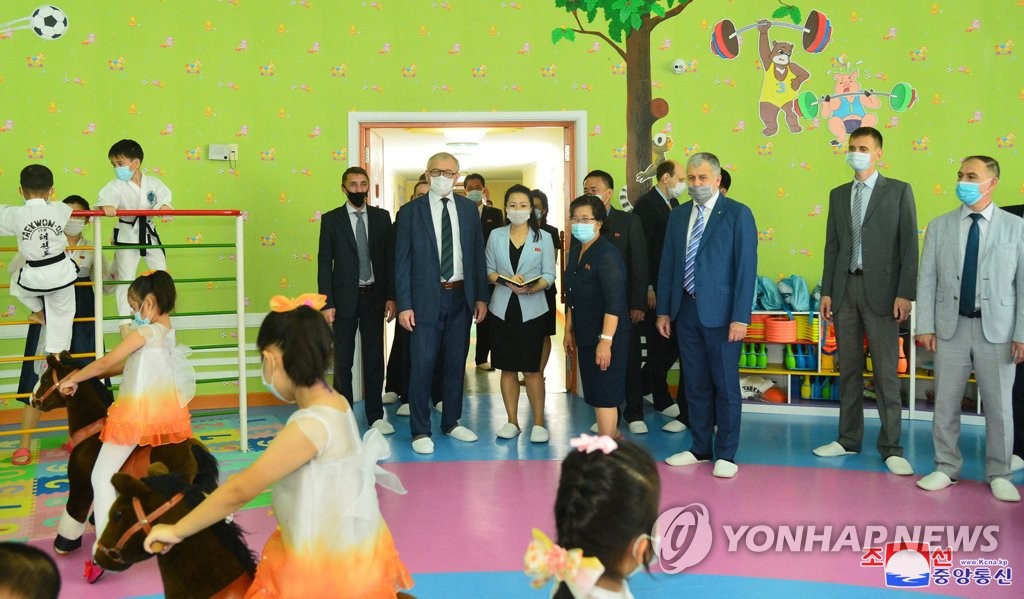 북한 주재 외교단들 평양 육아원·애육원 참관