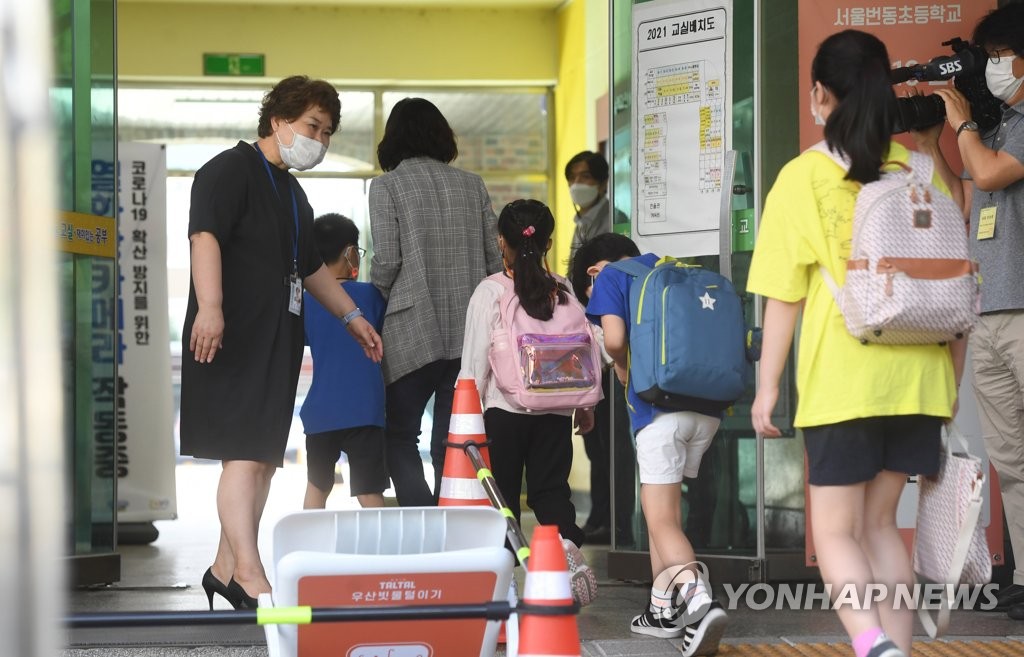 지난달 등교하는 서울의 한 초등학교 학생들의 모습 (서울=연합뉴스 자료사진) 