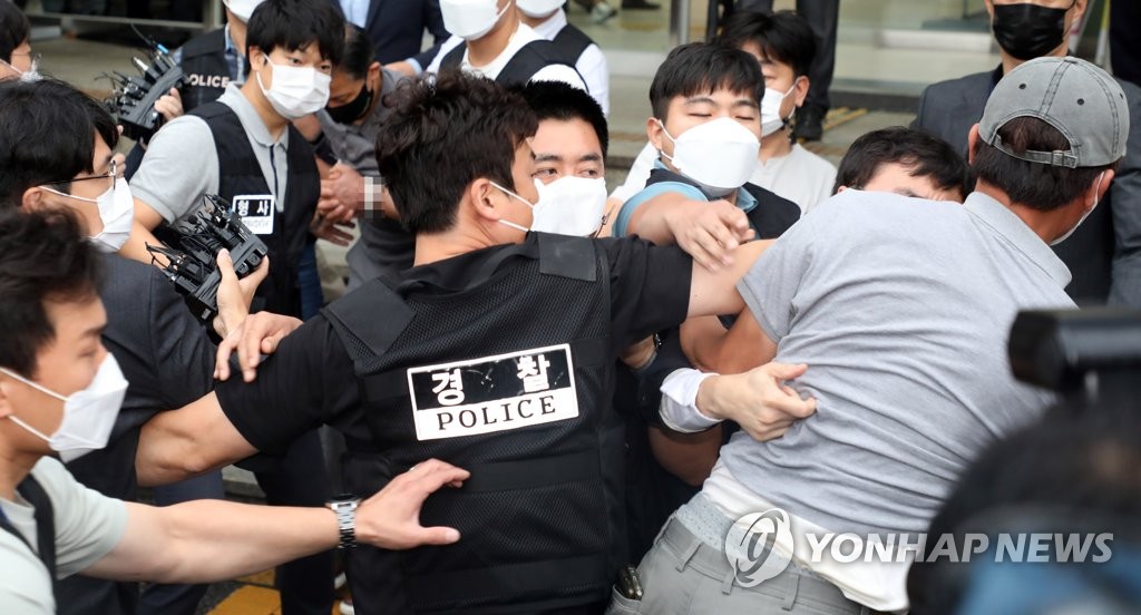 '전자발찌 살인' 강윤성에게 항의하는 시민
