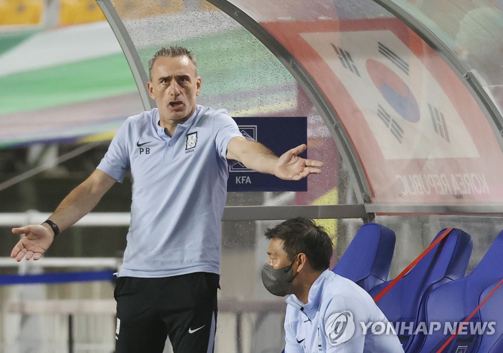 South Korea head coach Paulo Bento (L) argues a call with the referee Ryuji Sato during his team's Group A match against Lebanon in the final Asian qualifying round for the 2022 FIFA World Cup at Suwon World Cup Stadium in Suwon, Gyeonggi Province, on Sept. 7, 2021. (Yonhap)