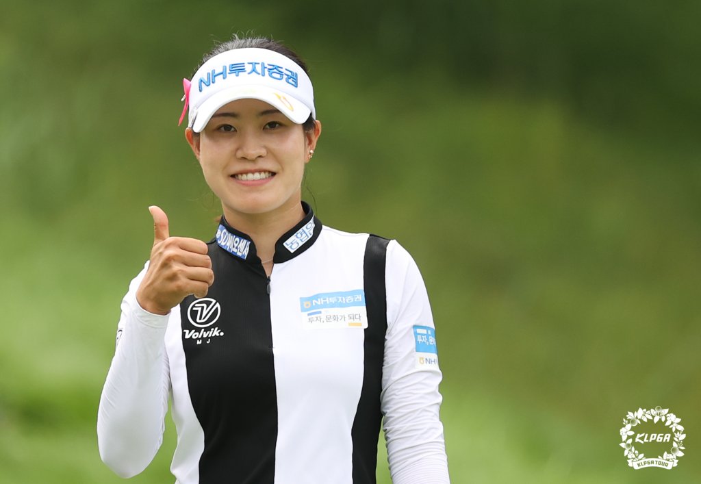In this Sept. 9, 2021, file photo provided by the KLPGA, Park Min-ji of South Korea celebrates her birdie at the fourth hole during the first round of the KB Financial Group Star Championship at Black Stone Icheon Country Club in Icheon, 80 kilometers south of Seoul. (PHOTO NOT FOR SALE) (Yonhap)