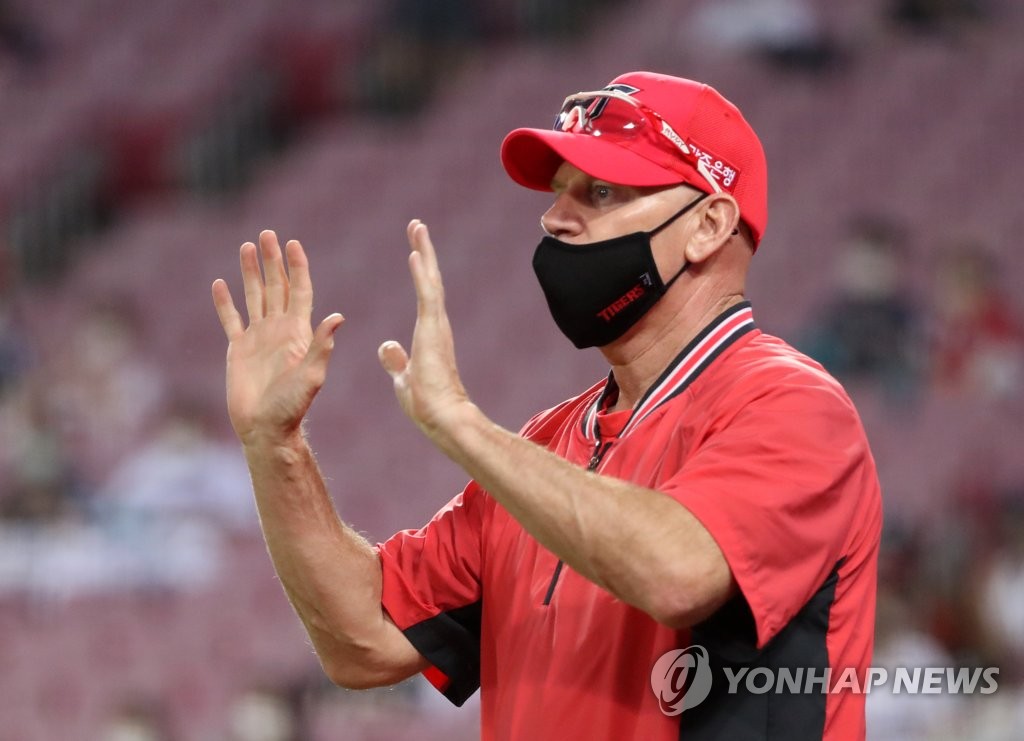 In this file photo from Sept. 12, 2021, Kia Tigers manager Matt Williams argues a call with an umpire during a Korea Baseball Organization regular season game against the NC Dinos at Gwangju-Kia Champions Field in Gwangju, some 330 kilometers south of Seoul. (Yonhap)